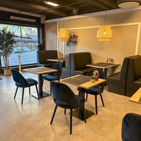 House - & 4* Stryn