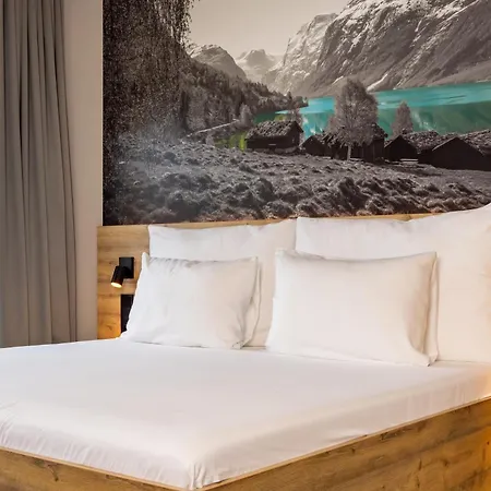 House - & 4* Stryn